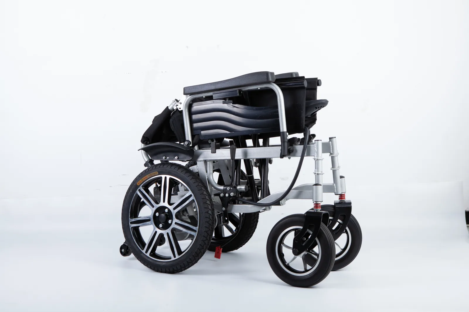 Rester dans un fauteuil roulant électrique dans une voiture ? Vérifiez les preuves de transport